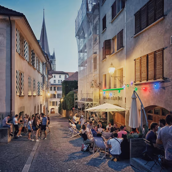 La ruelle et la terrasse un soir d'été