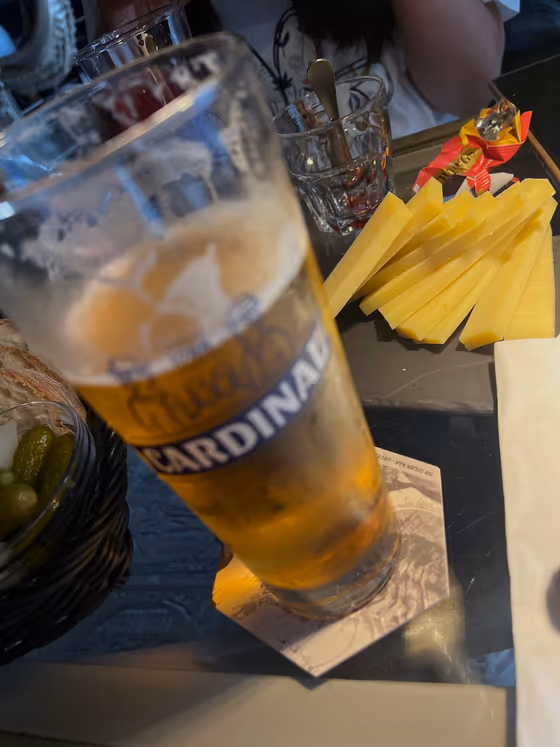 Une Cardinal pression et une planchette de fromage