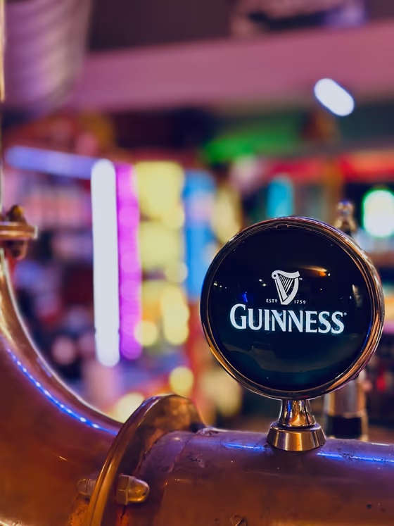 La pompe à Guinness, cuivre et lumières du bar