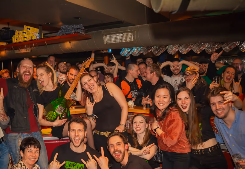 Une soirée bondée, guitare et sourires au Lapin Vert